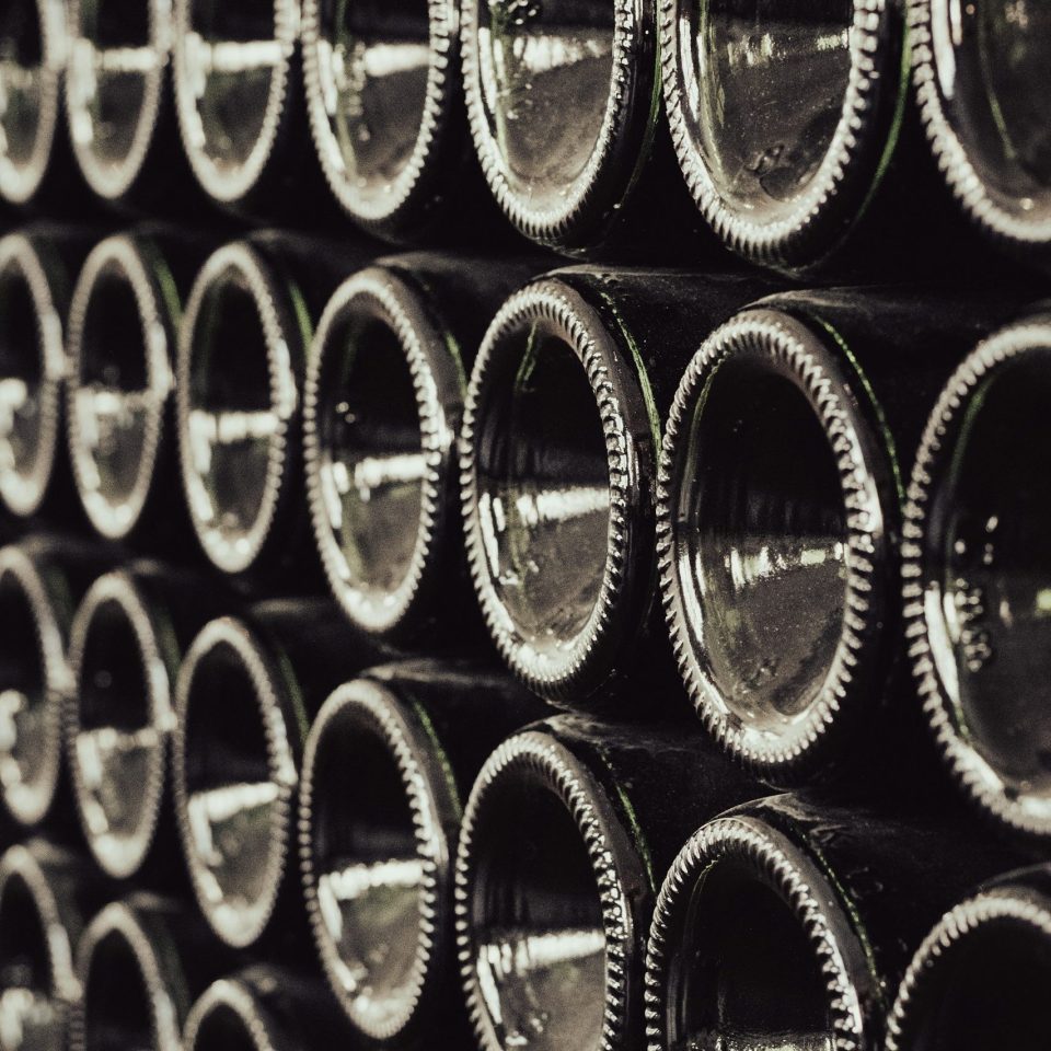Wein & Spirituosen mit Profil Liegende Weinflaschen im Weinlager – ausgewählte Weine mit Herkunft