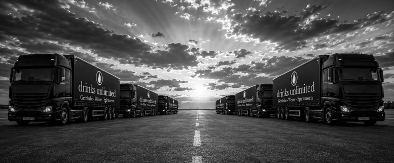 Schwarz-weißes Logistikmotiv mit LKW und drinks-unlimited-Schriftzug