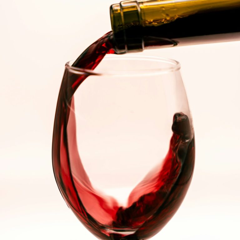 Weine im Webshop entdecken Rotwein wird in ein Weinglas eingeschenkt