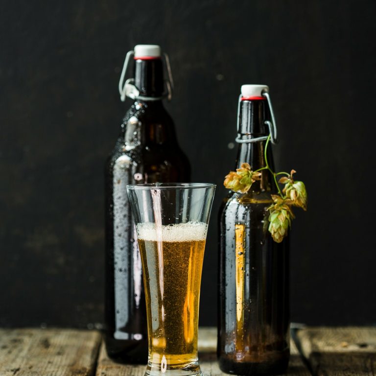 Bierglas und Bierflaschen mit Hopfen – Auswahl für die Gastronomie